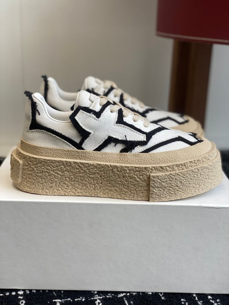 حذاء رياضي Maison Margiela ذو منصة باللونين الأبيض والأسود