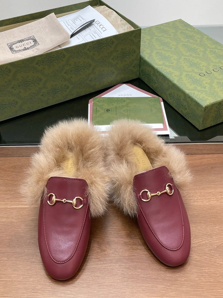 حذاء لوفر كلاسيكي من Gucci Princetown مبطن بالفرو باللون العنابي