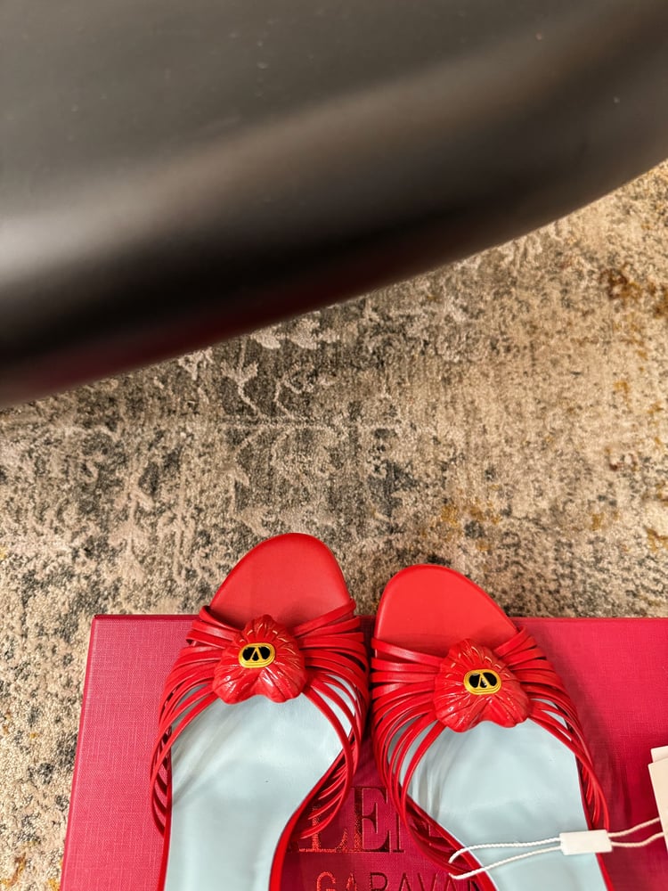 صندل جلدي من Valentino Garavani Royal Heart VLogo باللون الأحمر