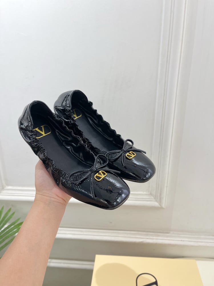 حذاء باليه مسطح من Valentino VT Bow باللون الأسود