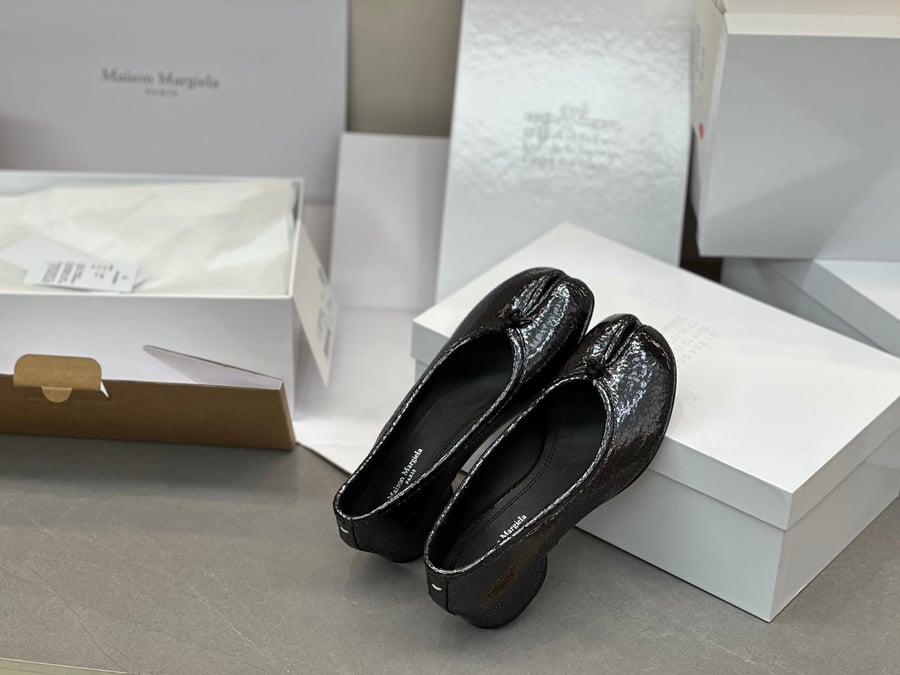 أحذية الباليه المسطحة ذات الكعب المتوسط ​​والمطوية من Maison Margiela بلون اسود