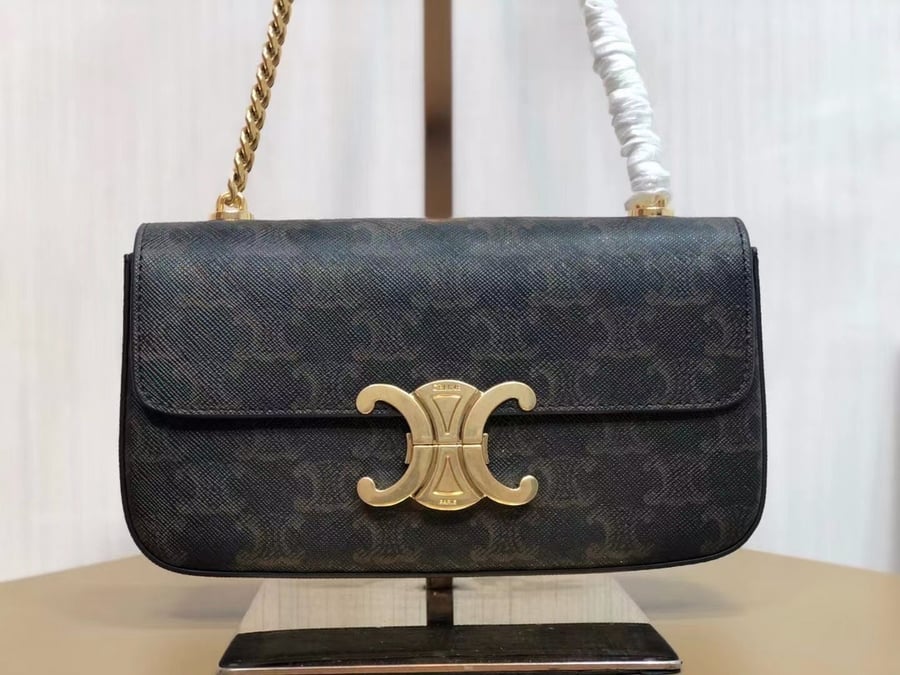 حقيبة صغيرة لامعة من CELINE بلون اسود