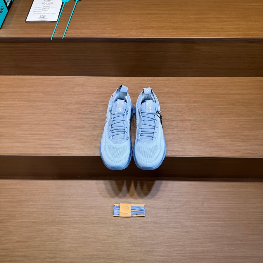حذاء رياضي Loewe x On Cloudtilt باللون الأزرق الفاتح