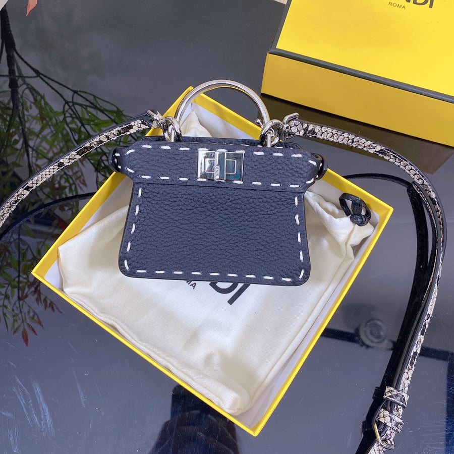 حقيبة قطط صغيرة من FENDI peekaboo بلون ازرق