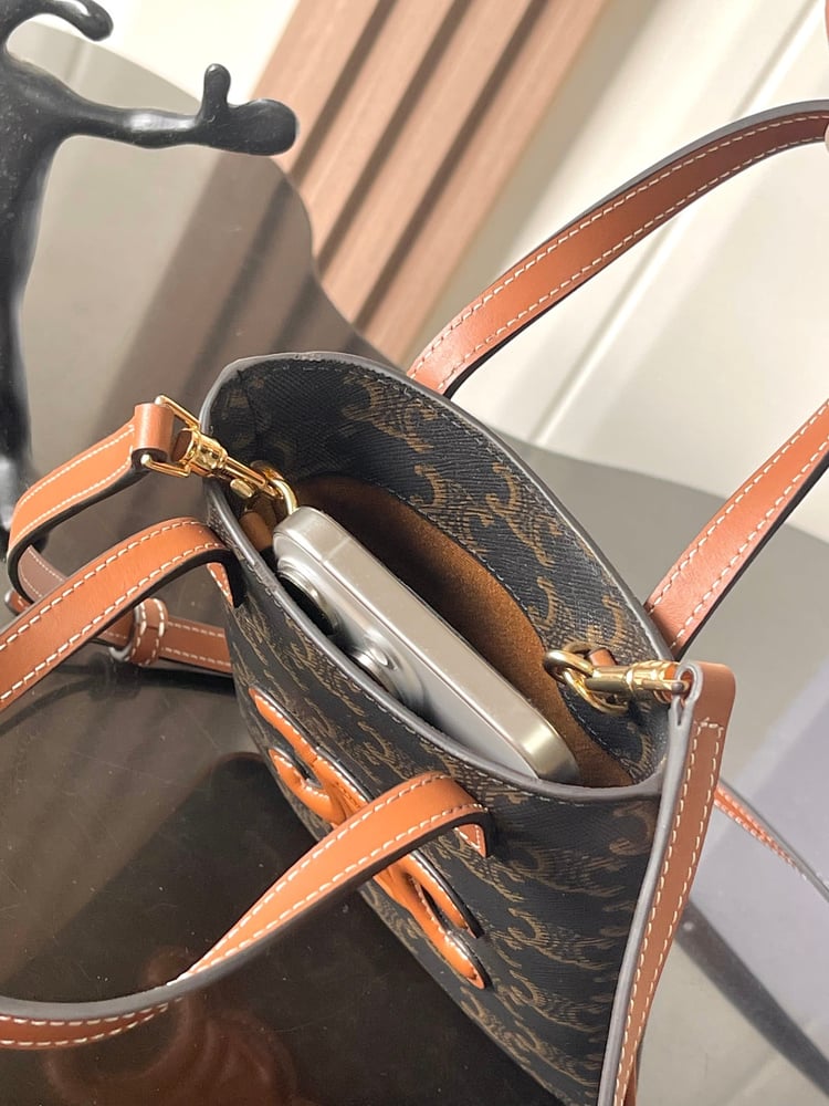 حقيبة الهاتف المحمول الجديدة من CELINE MICRO CABAS