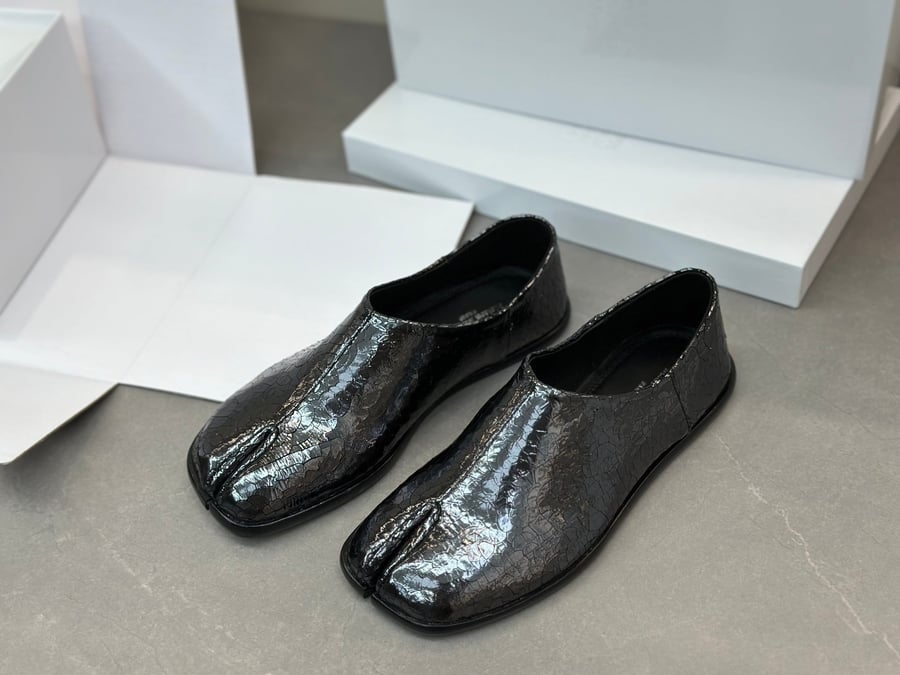 أحذية Maison Margiela MM6 ذات المقدمة المنفصلة بلون اسود