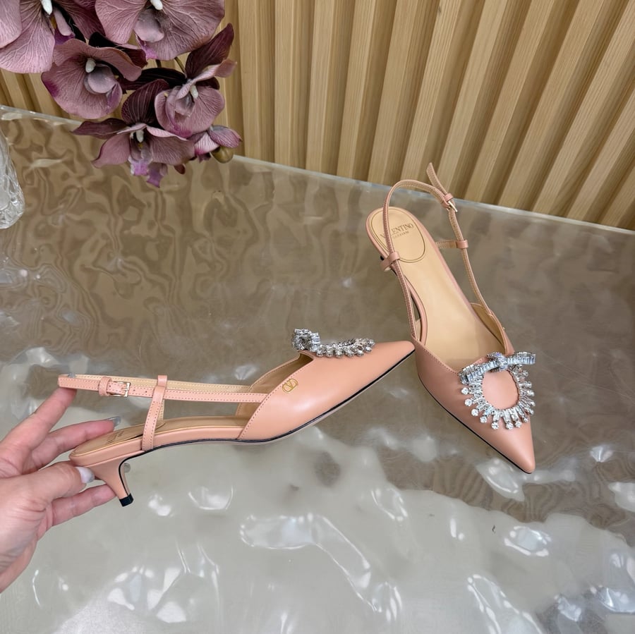 حذاء بكعب عالٍ من الجلد مزين بالكريستال من Valentino Garavani VLogo Signature باللون البيج