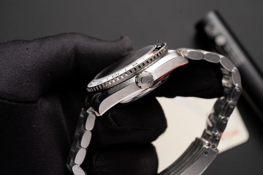 Omega Seamaster Planet Ocean 600M Co-Axial Master Chronometer GMT 215.30.44.22.01.001 Black Ceramic Dial & Black/White Bezel Stainless Steel Bracelet 43.5mm