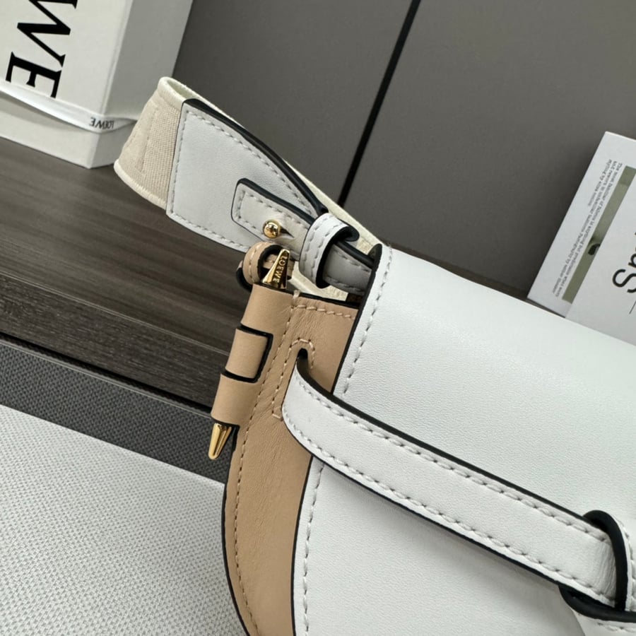 حقيبة mini Gate Dual من جلد البقر الطبيعي المرن ابيض\بيج