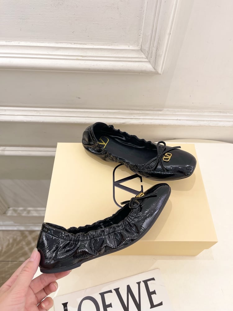 حذاء باليه مسطح من Valentino VT Bow باللون الأسود