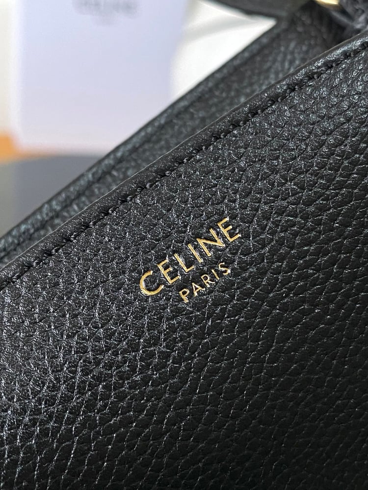 حقيبة سوداء صغيرة من جلد العجل المحبب من Celine Cabas Anais