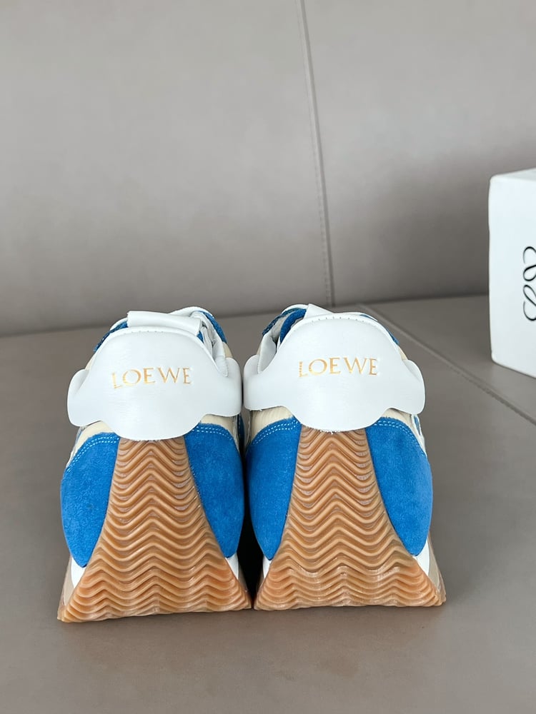حذاء Loewe مصنوع من جلد بقر