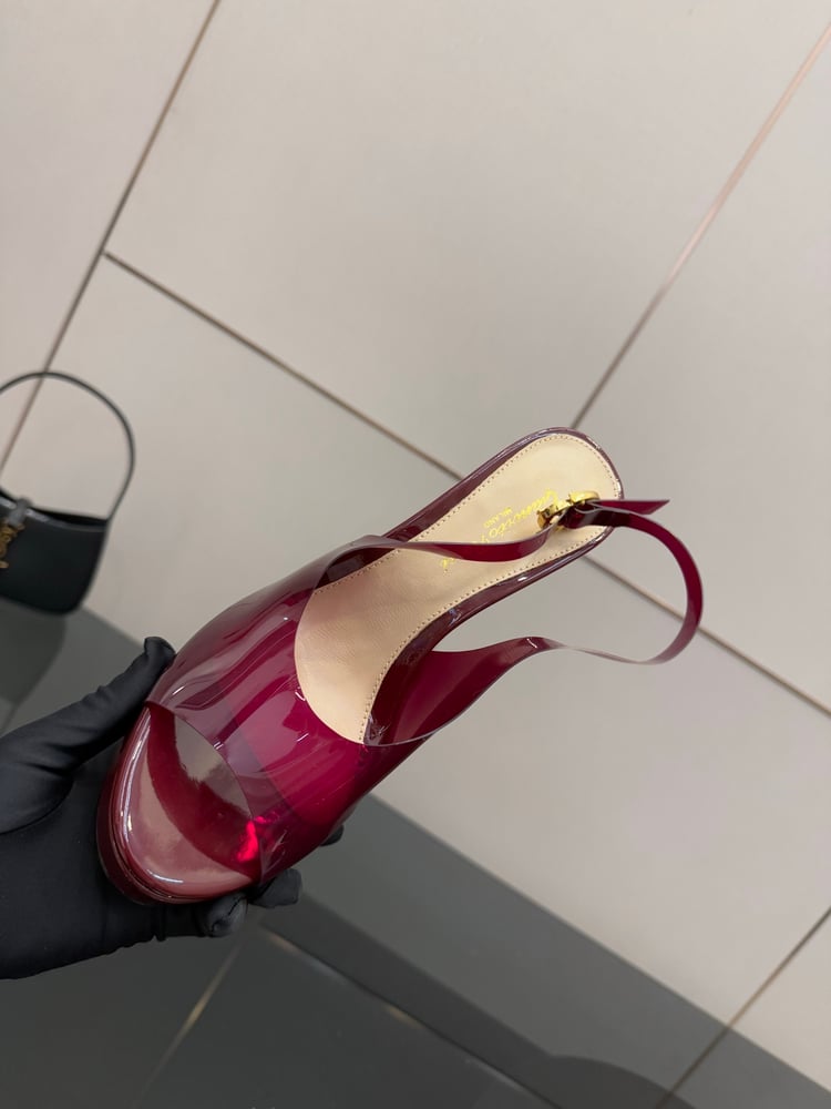 صنادل جديدة من Gianvito Rossi