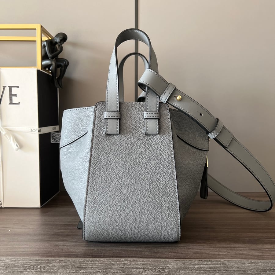 حقيبة Loewe Soft Calfskin Compact Hammock باللون الرمادي