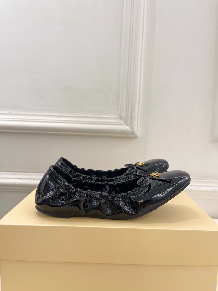 حذاء باليه مسطح من Valentino VT Bow باللون الأسود