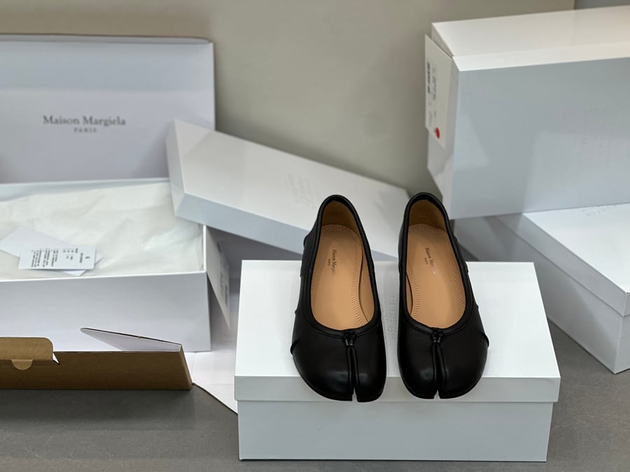 أحذية الباليه المسطحة ذات الكعب المتوسط ​​والمطوية من Maison Margiela بلون اسود