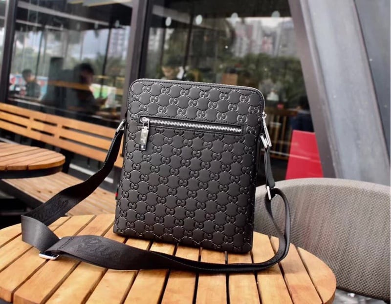 حقيبة كروس بودي متوسطة الحجم من الجلد الأسود بشعار Gucci GG