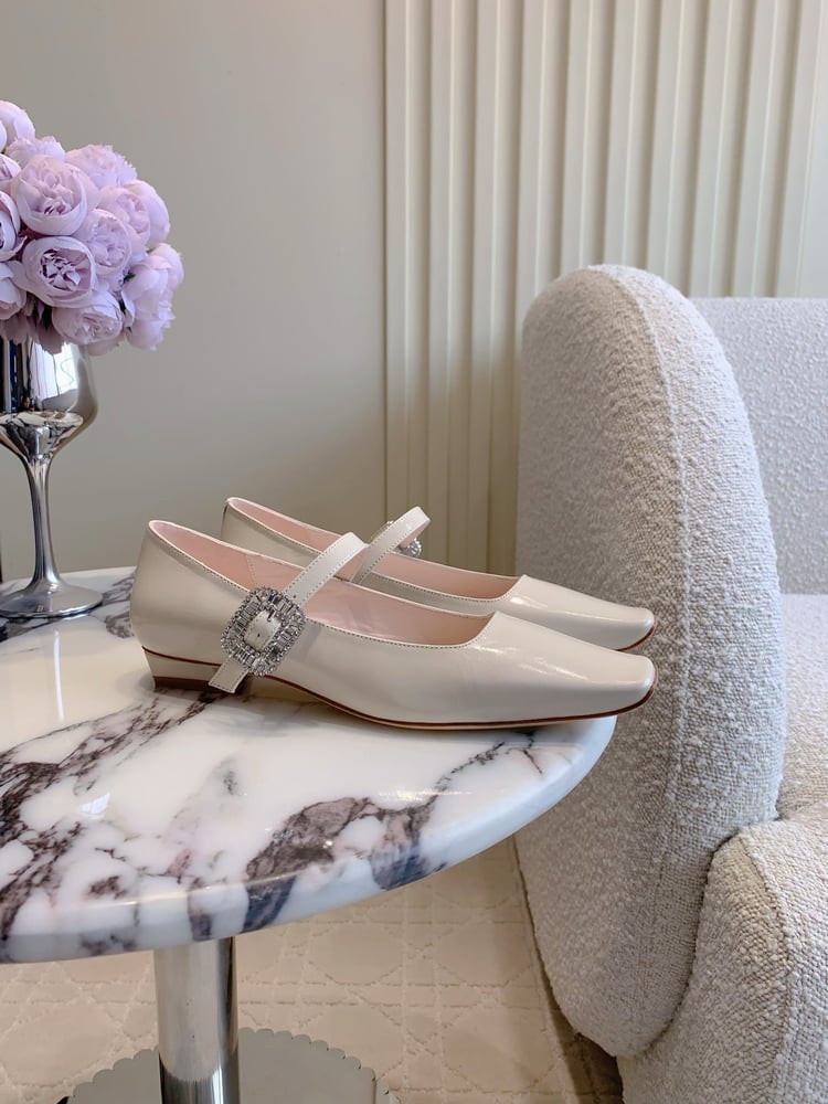 حذاء ماري جين الجديد ذو الإبزيم الماسي Roger Vivier