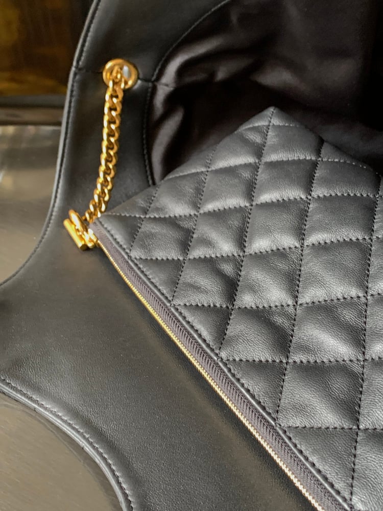 حقيبة تسوق مبطنة من جلد الغنم من Saint Laurent ICARE باللون الأسود
