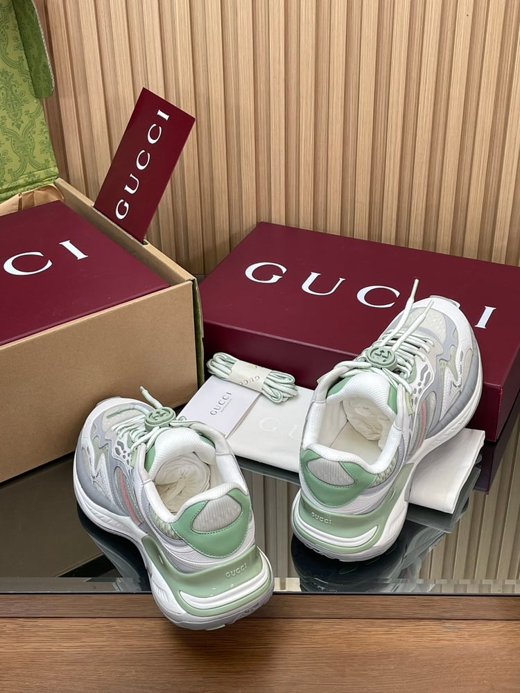 أحذية رياضية كاجوال برباط مزدوج متشابك من Gucci باللون الابيض والاخضر