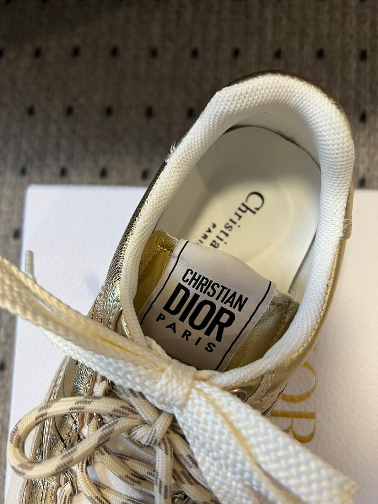 حذاء رياضي Dior Sketch Graffiti باللون الذهبي