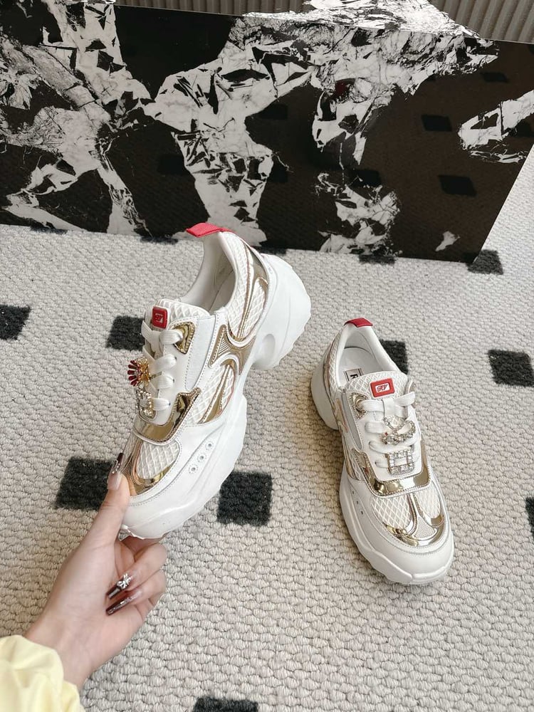 حذاء رياضي أنيق جديد Roger Vivier