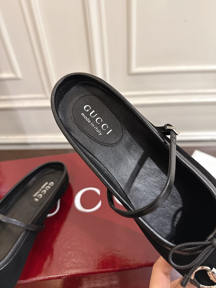 حذاء ميول نسائي من سلسلة Gucci Horsebit بلون اسود