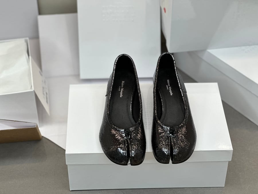 أحذية الباليه المسطحة ذات الكعب المتوسط ​​والمطوية من Maison Margiela بلون اسود