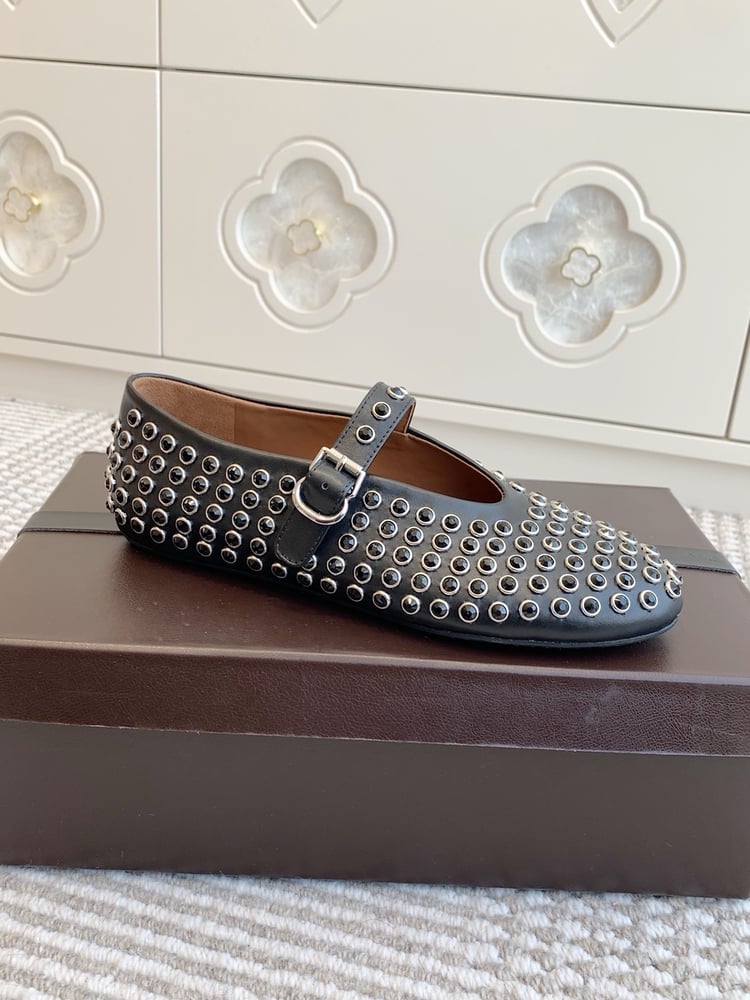 حذاء باليه مسطح من جلد الحمل مرصع بأحجار الراين من Alaïa Strass باللون الأسود