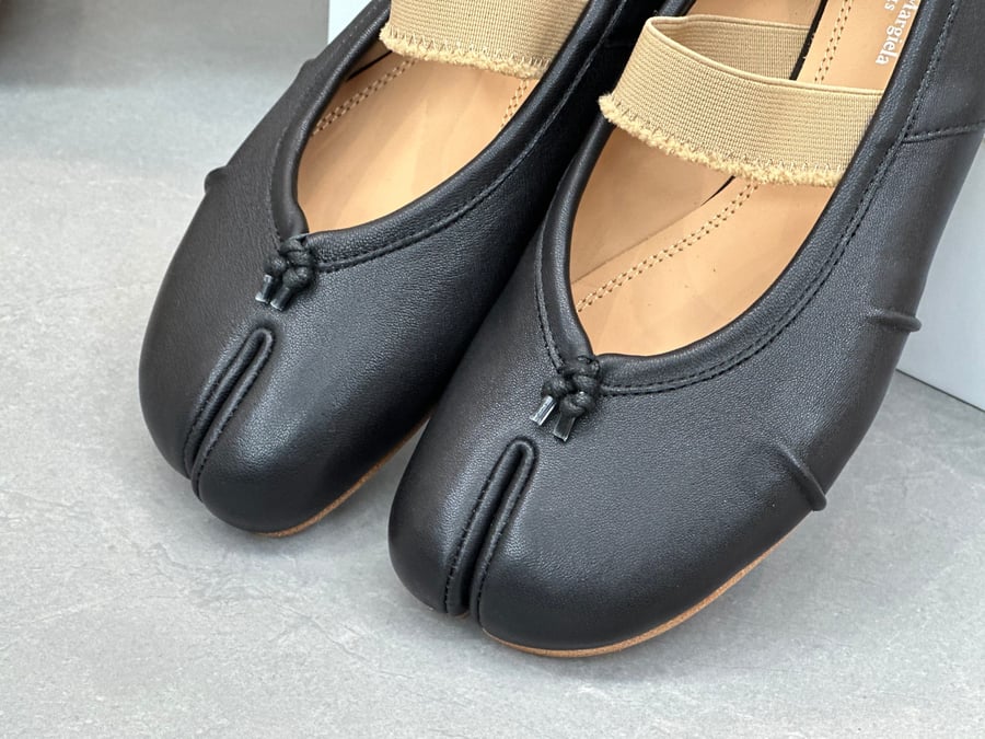 أحذية الباليه المسطحة ذات الكعب المتوسط ​​والمطوية من Maison Margiela بلون اسود