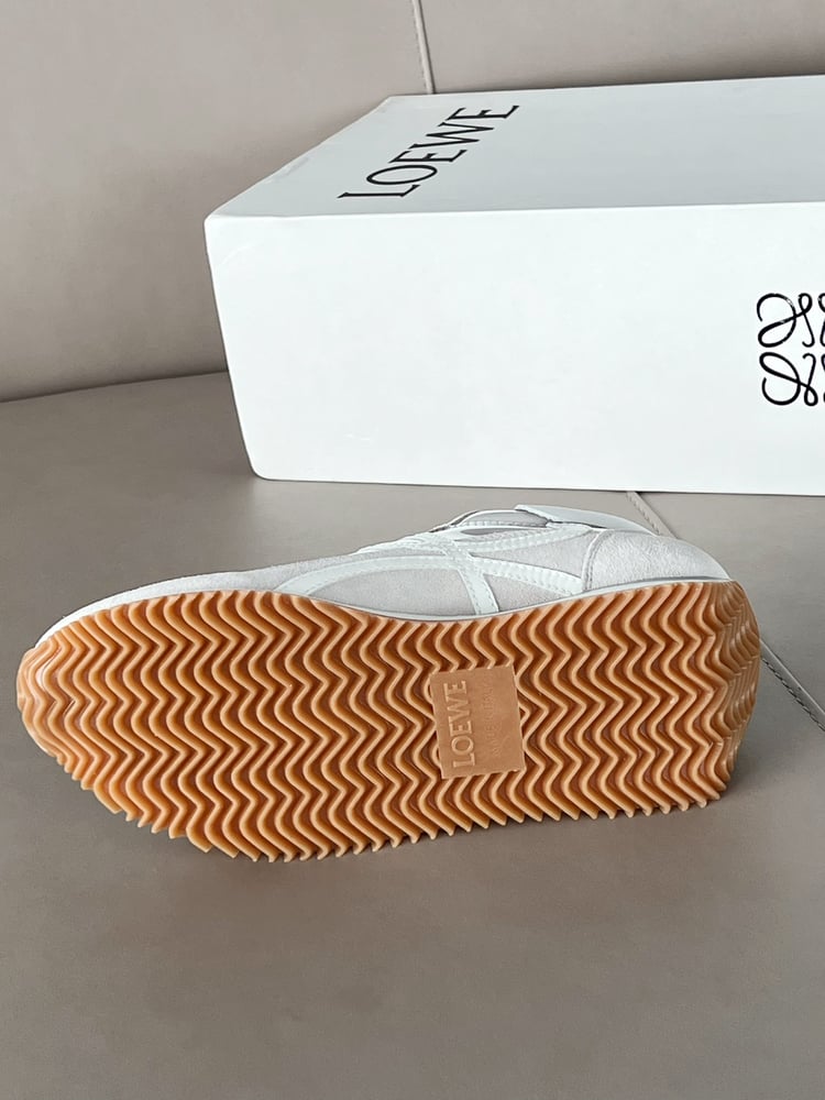 حذاء Loewe مصنوع من جلد بقر