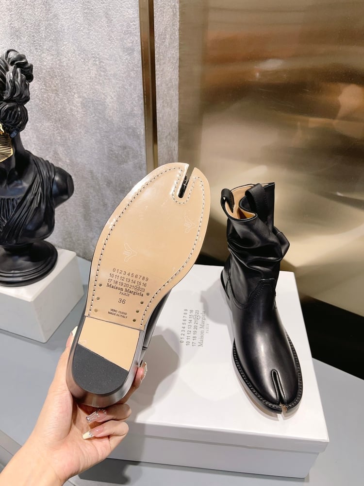 أحذية Martin Margiela ذات وبر مع تجاعيد طبيعية