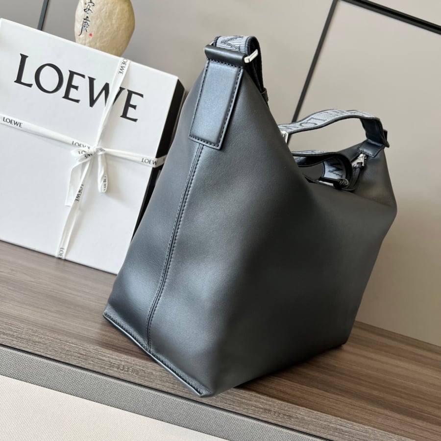 حقيبة كروس بودي من جلد البقر الناعم ​​LOEWE