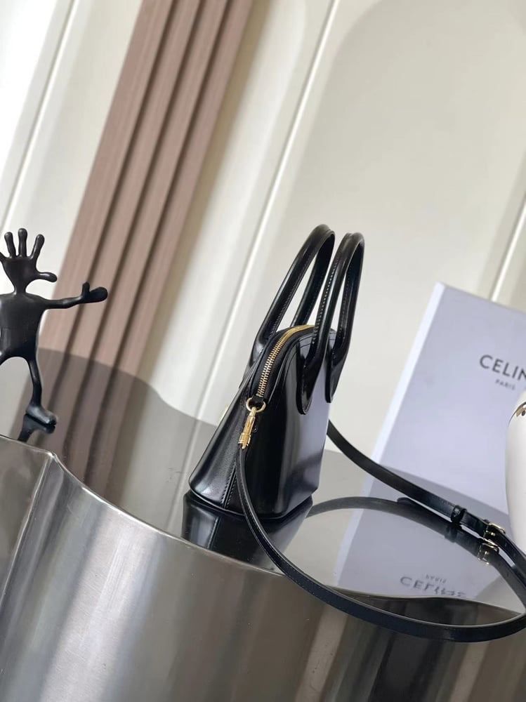حقيبة صدفية جديدة من CELINE HONORINE بلون اسود