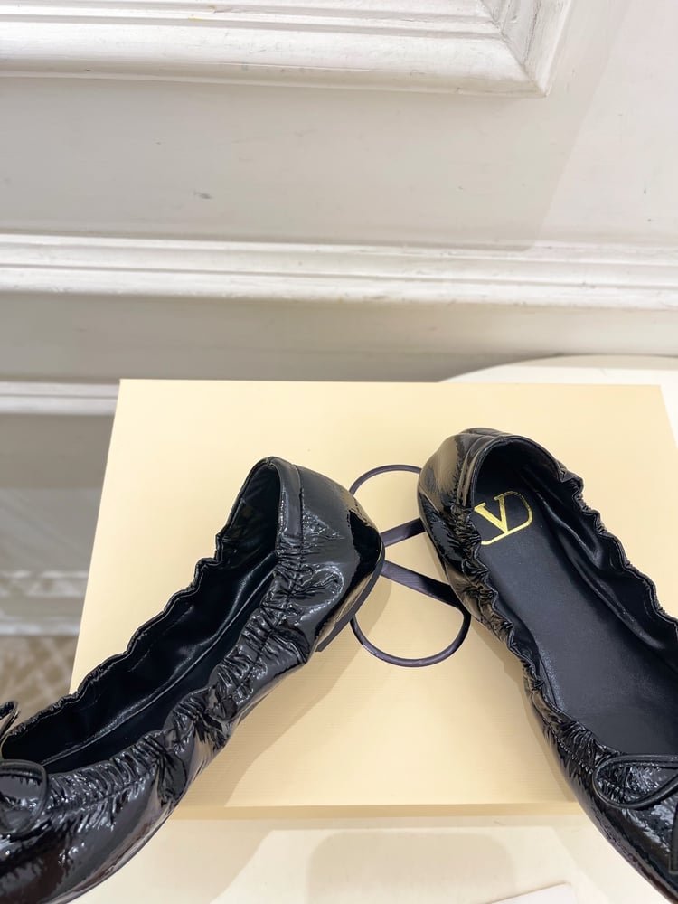 حذاء باليه مسطح من Valentino VT Bow باللون الأسود
