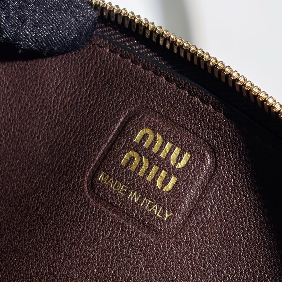 Miu Miu حقيبة Aventure من جلد نابا باللون العنابي