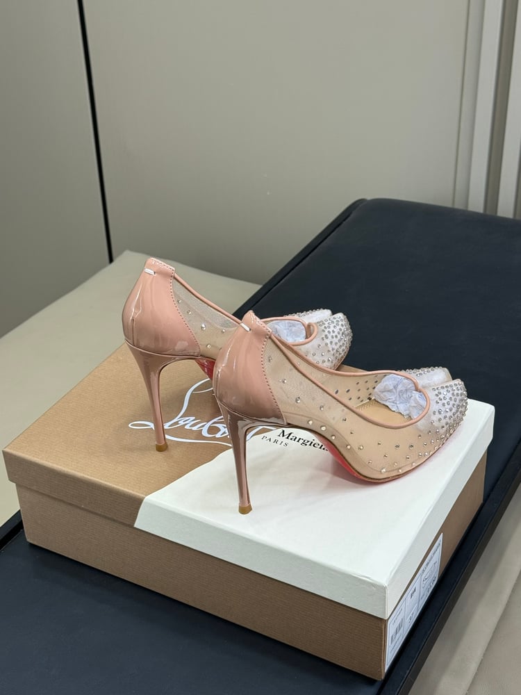 حذاء مسطح Maison Margiela x Christian Louboutin Tabi باللون الأبيض
