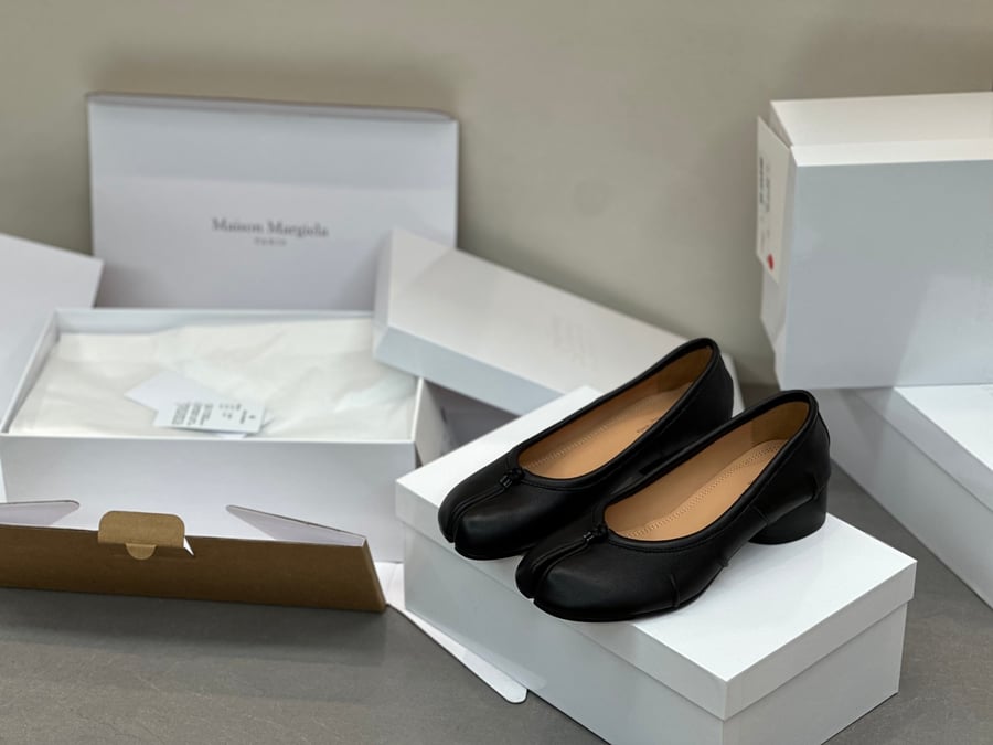 أحذية الباليه المسطحة ذات الكعب المتوسط ​​والمطوية من Maison Margiela بلون اسود