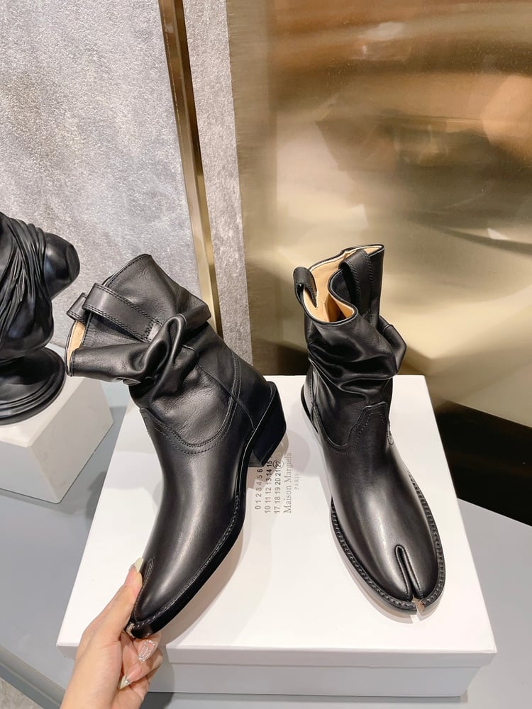 أحذية Martin Margiela ذات وبر مع تجاعيد طبيعية