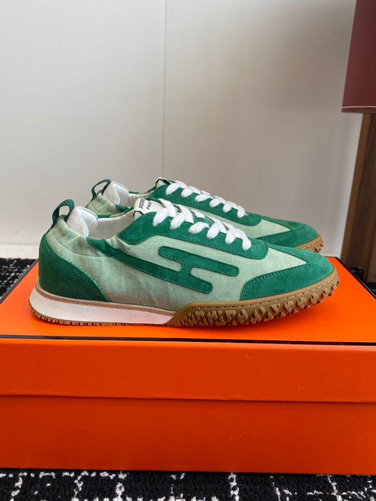أحذية Jet Series الرياضية المصنوعة من جلد الغزال من Hermes بلون ابيض\اخضر