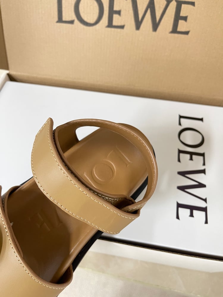 صنادل جديدة بكعب عالي Loewe