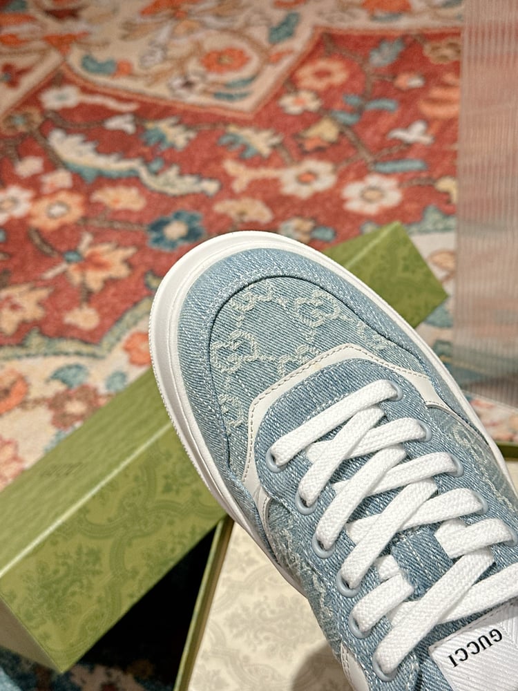 حذاء رياضي من قماش غوتشي GG Supreme باللون الأزرق
