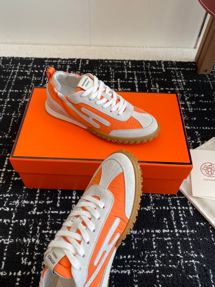 أحذية Jet Series الرياضية المصنوعة من جلد الغزال من Hermes بلون ابيض\برتقالي