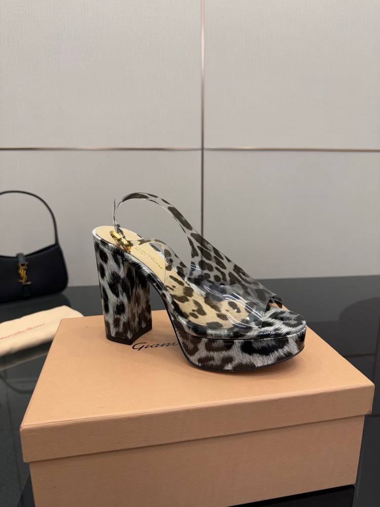 صنادل جديدة من Gianvito Rossi