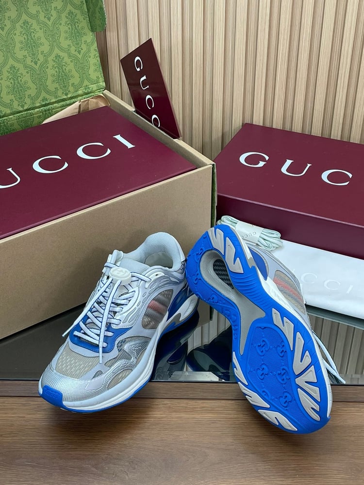 أحذية رياضية كاجوال برباط مزدوج متشابك من Gucci باللون الابيض والازرق