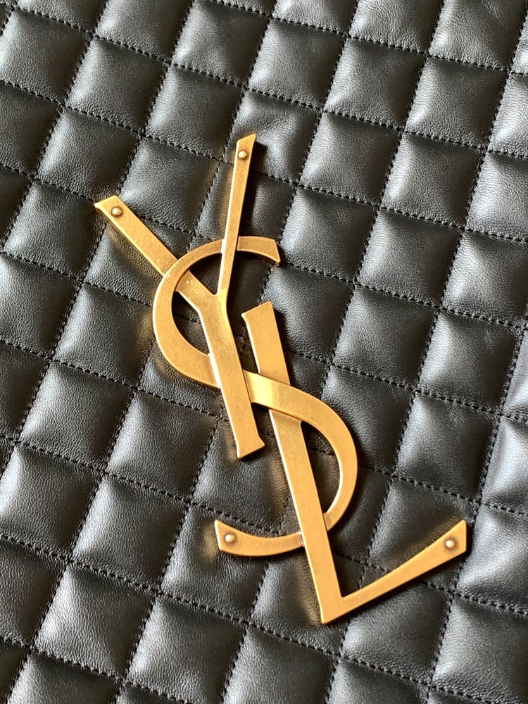 حقيبة تسوق مبطنة من جلد الغنم من Saint Laurent ICARE باللون الأسود