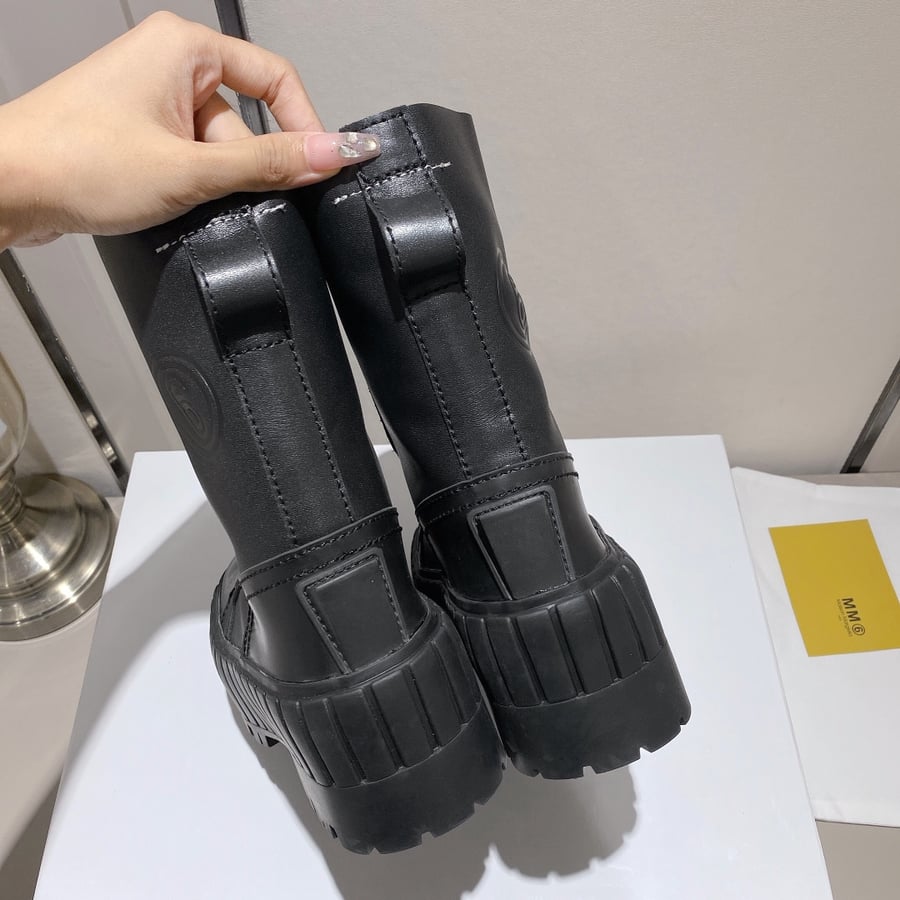 أحذية Maison Margiela تشيلسي ذات نعل سميك وأصابع كبيرة شهيرة