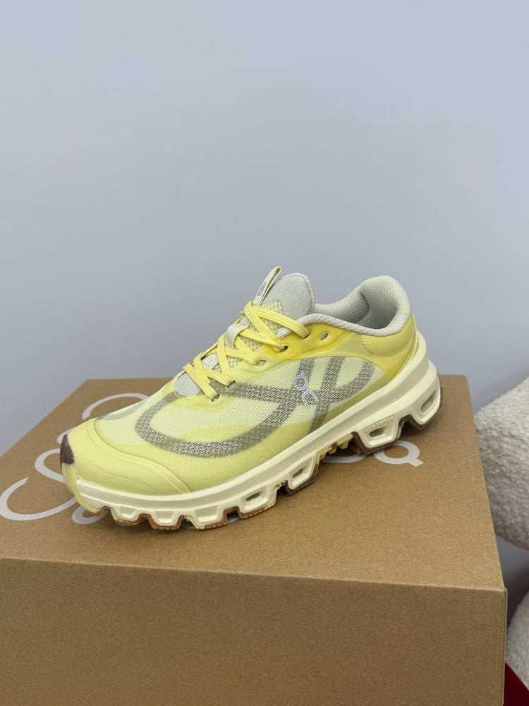 حذاء رياضي Loewe Cloudventure 2 باللون الأصفر