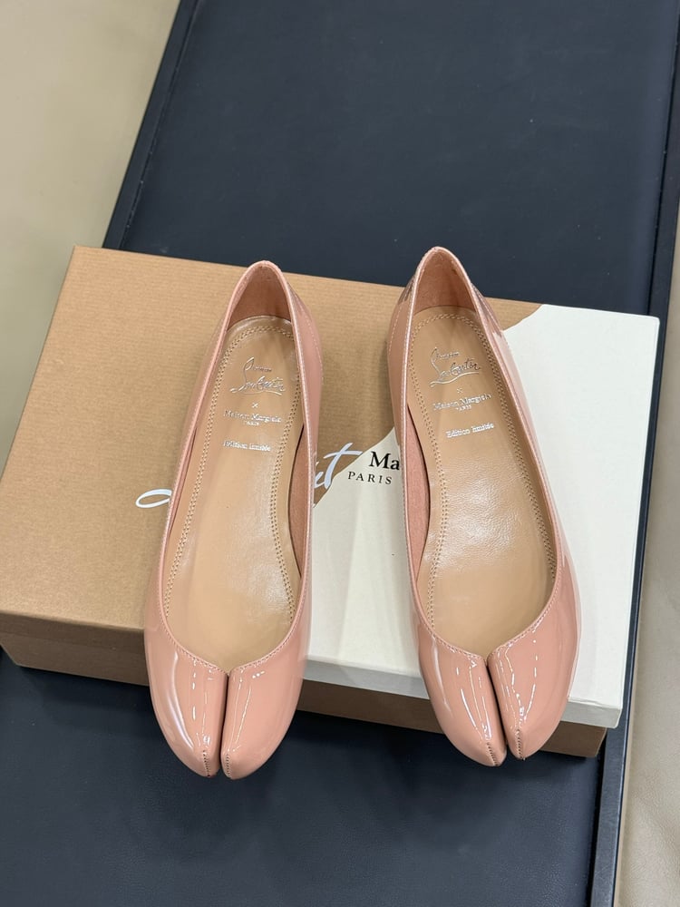 حذاء مسطح من Maison Margiela x Christian Louboutin Tabi باللون الوردي