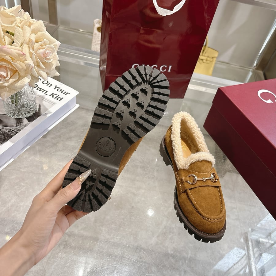 حذاء غوتشي سيلك من جلد الغزال البني مزين بفرو الشيرلينغ